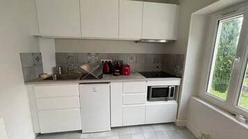 Geladeira, micro-ondas, cooktop, cafeteira/chaleira