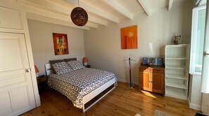 1 Schlafzimmer, Schreibtisch, Bügeleisen/Bügelbrett, Reisekinderbett