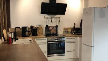 Réfrigérateur, micro-ondes, four, plaque de cuisson