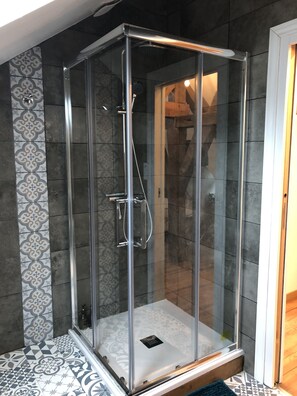 Dusche, Haartrockner, Handtücher, Seife
