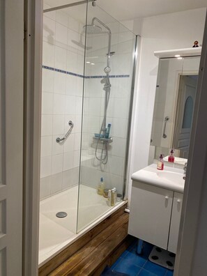 Shower, hair dryer, towels, soap