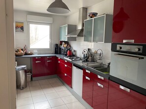 Fridge, microwave, oven, dishwasher - Grand 3 Pieces au 4eme et Dernier Étage Avec Terrasse Plein Sud Proche Gare (Poissy)