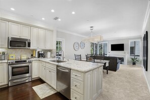 電子レンジ、オーブン、コンロ、食器洗い機