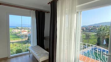 Comfort Dört Kişilik Oda, Deniz Manzaralı | Ayrı ayrı dekore edilmiş, ayrı ayrı döşenmiş, ses yalıtımı