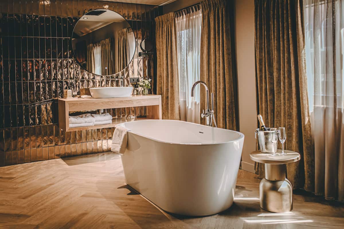 Deluxe Room, 1 Queen Bed, Non Smoking, Bathtub | Desk, free WiFi, bed sheets