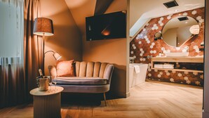 Deluxe Double Room | Desk, WiFi (free), bed sheets - Hotel Centraal Baarlo (Baarlo)