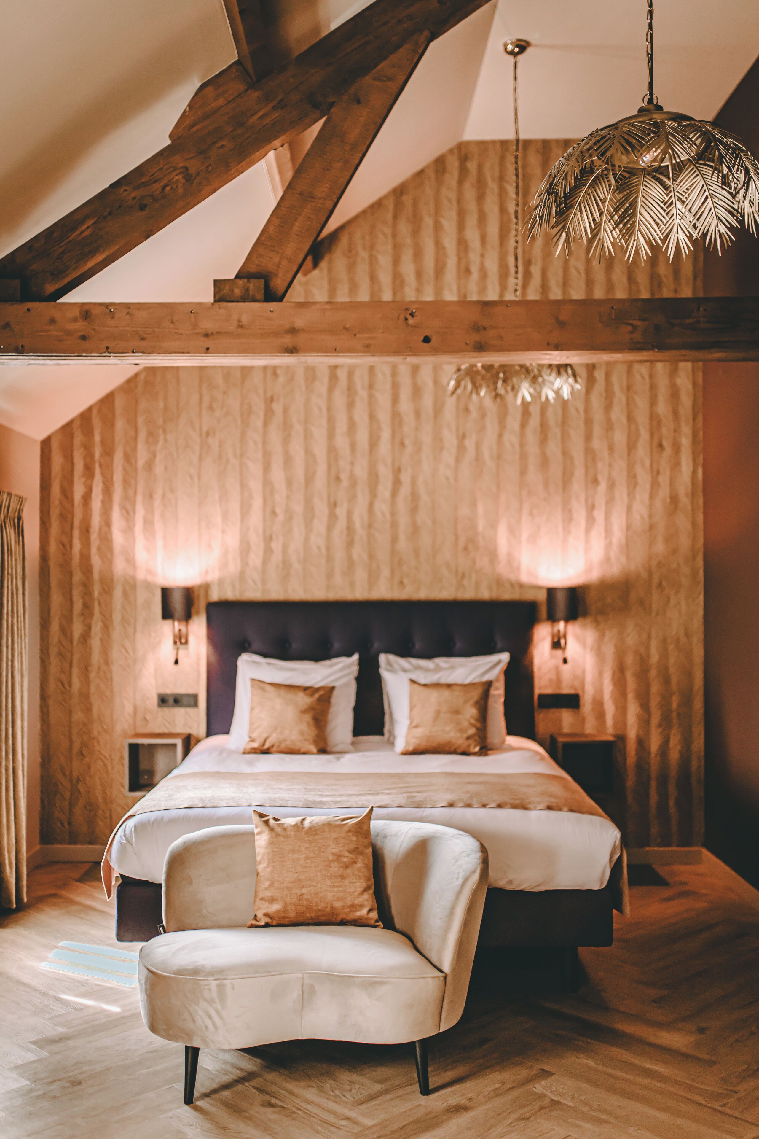 Deluxe Room, 1 Queen Bed, Non Smoking, Bathtub | Desk, free WiFi, bed sheets