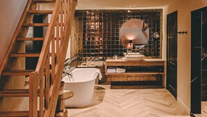 Deluxe Room | Bathroom | Hair dryer, towels - Hotel Centraal Baarlo (Baarlo)