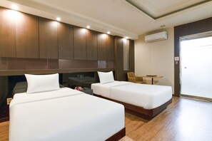 Deluxe Twin Room, City View | Egyptian cotton sheets, premium bedding, down duvets