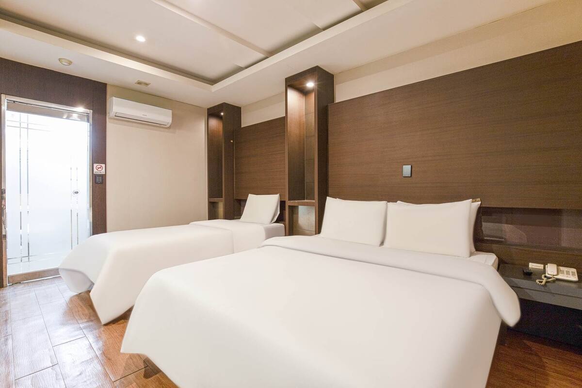 Premium Twin Room, City View | Egyptian cotton sheets, premium bedding, down duvets