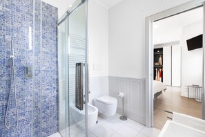 Een douche, een haardroger, handdoeken
