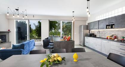 AMORE RENTALS - Villa Tittina with Sea View and Parking