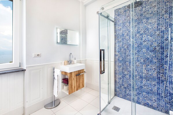 Een douche, een haardroger, handdoeken