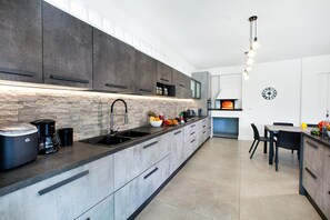Fridge, microwave, oven, dishwasher - AMORE RENTALS - Villa Tittina with Sea View and Parking (Sorrento)