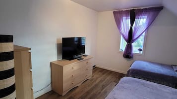 1 habitación, tabla de planchar con plancha, wifi gratis y ropa de cama