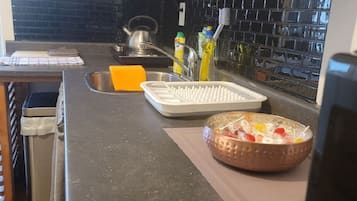 Frigorifero, microonde, piano cottura, macchina per tè/caffè