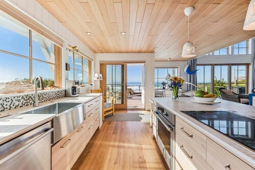 Whaletopia - Spectacular Oceanfront Vistas!