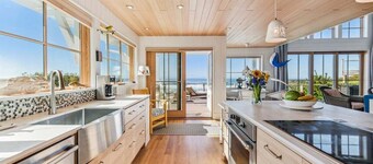 Whaletopia - Spectacular Oceanfront Vistas!