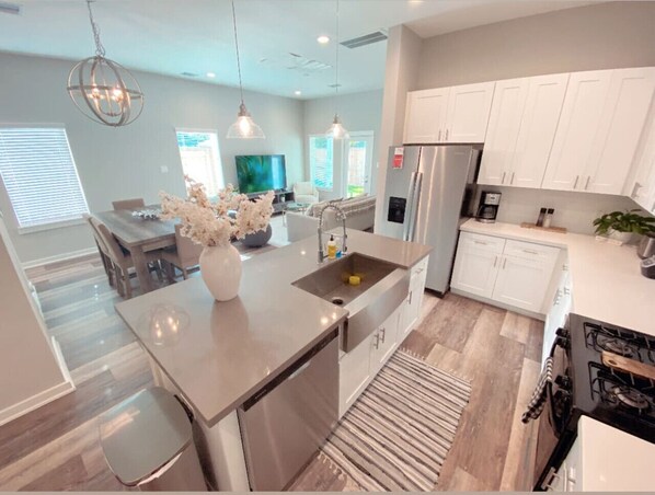 Een koelkast, een magnetron, een oven, een kookplaat