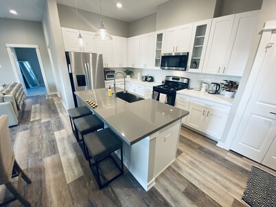 The Holistic Hideaway - Gated Community near downtown & IAH