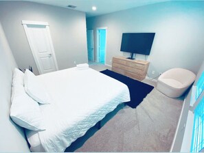 4 slaapkamers, een bureau, een strijkplank/strijkijzer, reisbedje