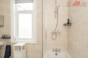 Haartrockner, Handtücher, Seife, Toilettenpapier
