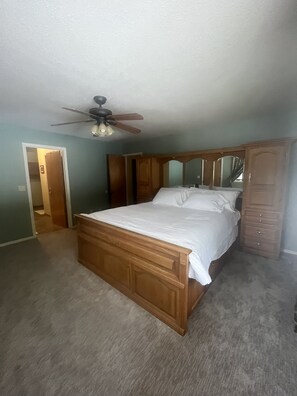 4 habitaciones, tabla de planchar con plancha, wifi y ropa de cama