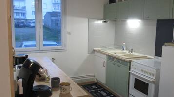 Een koelkast, een microgolfoven, een oven, een kookplaat