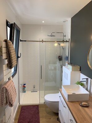 Shower, hair dryer, towels - Maison de Vacance à Bordeaux Avec Piscine (Bordeaux)