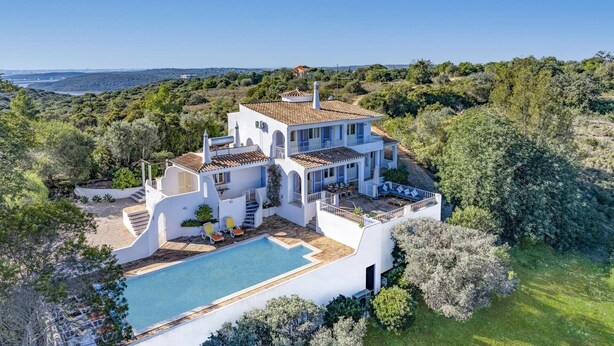 A two-story house with a swimming pool, surrounded by greenery and hills. - Villa Quinta Marta Luisa by Villa Plus (Silves)