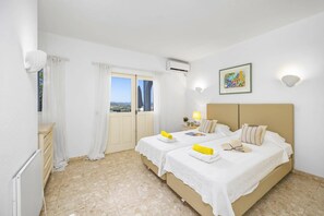 4 bedrooms, iron/ironing board, free WiFi, bed sheets