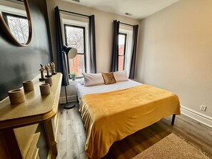 2 habitaciones, escritorio y tabla de planchar con plancha 