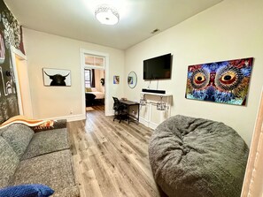 Smart TV, books - Soulard Art House - Heart of STL (St. Louis)