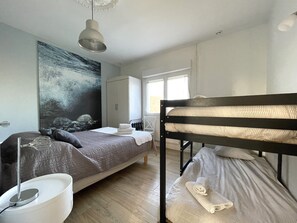 6 Schlafzimmer, Schreibtisch, Bügeleisen/Bügelbrett, Reisekinderbett