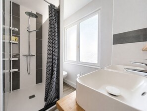 Een douche, een haardroger, handdoeken, zeep
