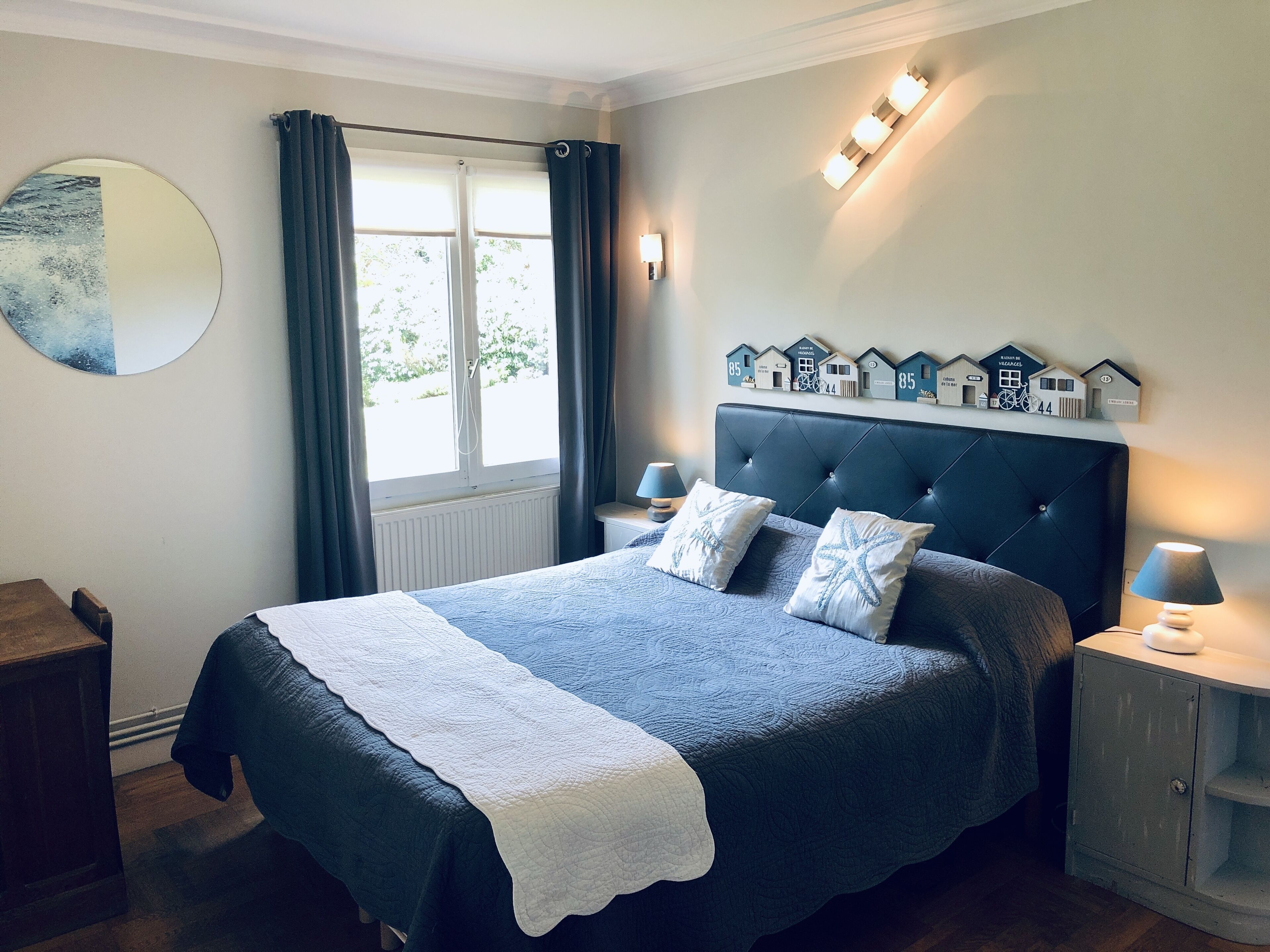 6 bedrooms, desk, iron/ironing board, travel crib