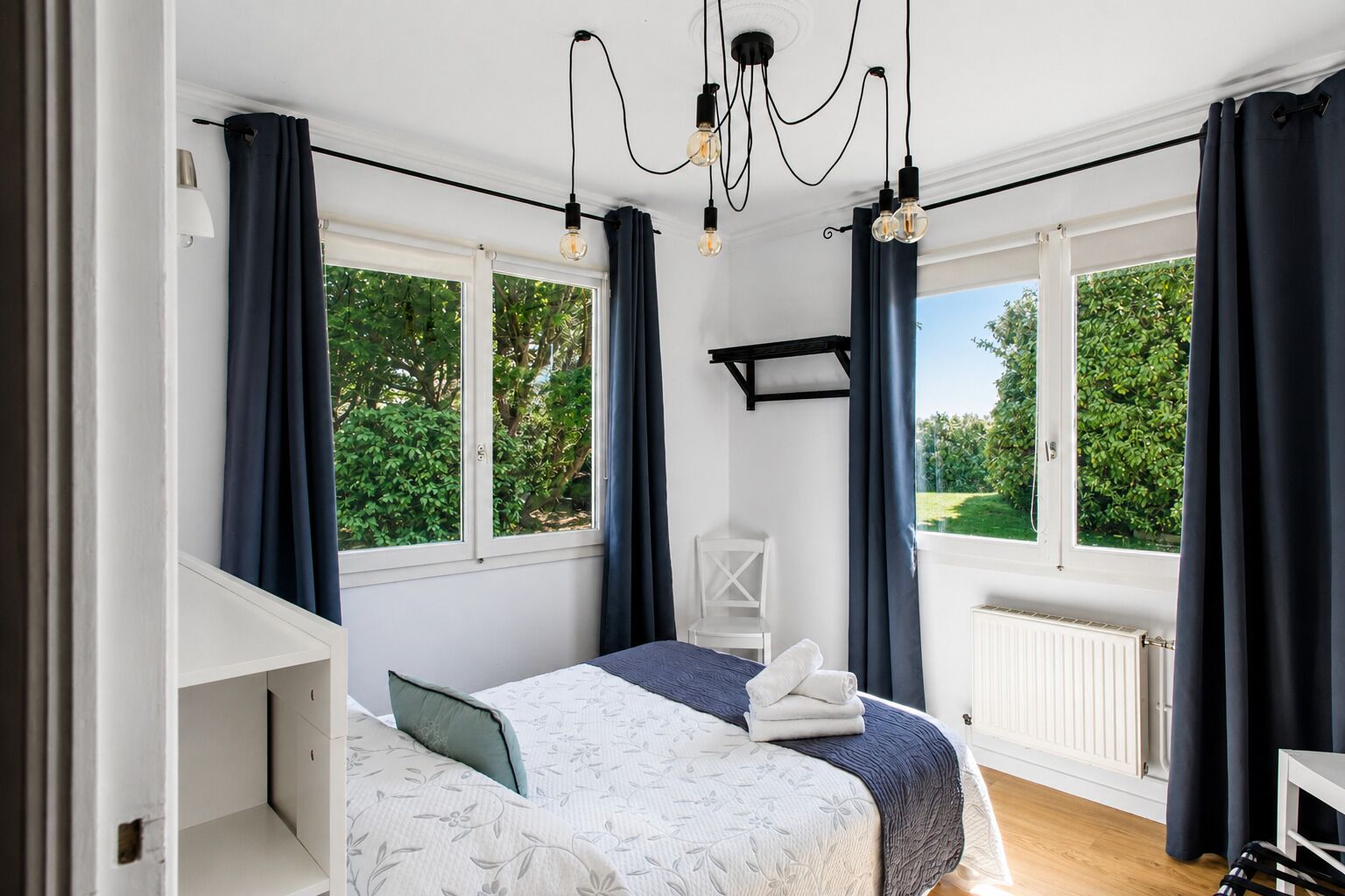 6 bedrooms, desk, iron/ironing board, travel cot