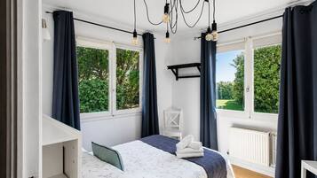 6 bedrooms, desk, iron/ironing board, travel cot