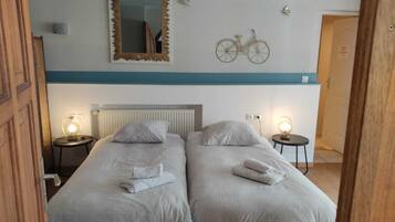 6 slaapkamers, een bureau, een strijkplank/strijkijzer, reisbedje