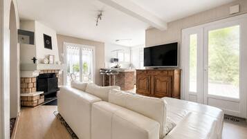 Een smart-tv en een open haard