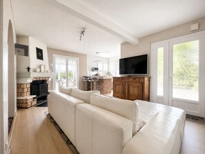 Smart TV y chimenea 
