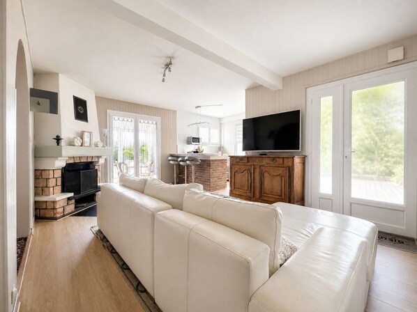 Smart TV, fireplace