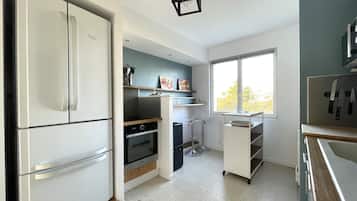 Refrigerador, microondas, horno y parrilla de estufa
