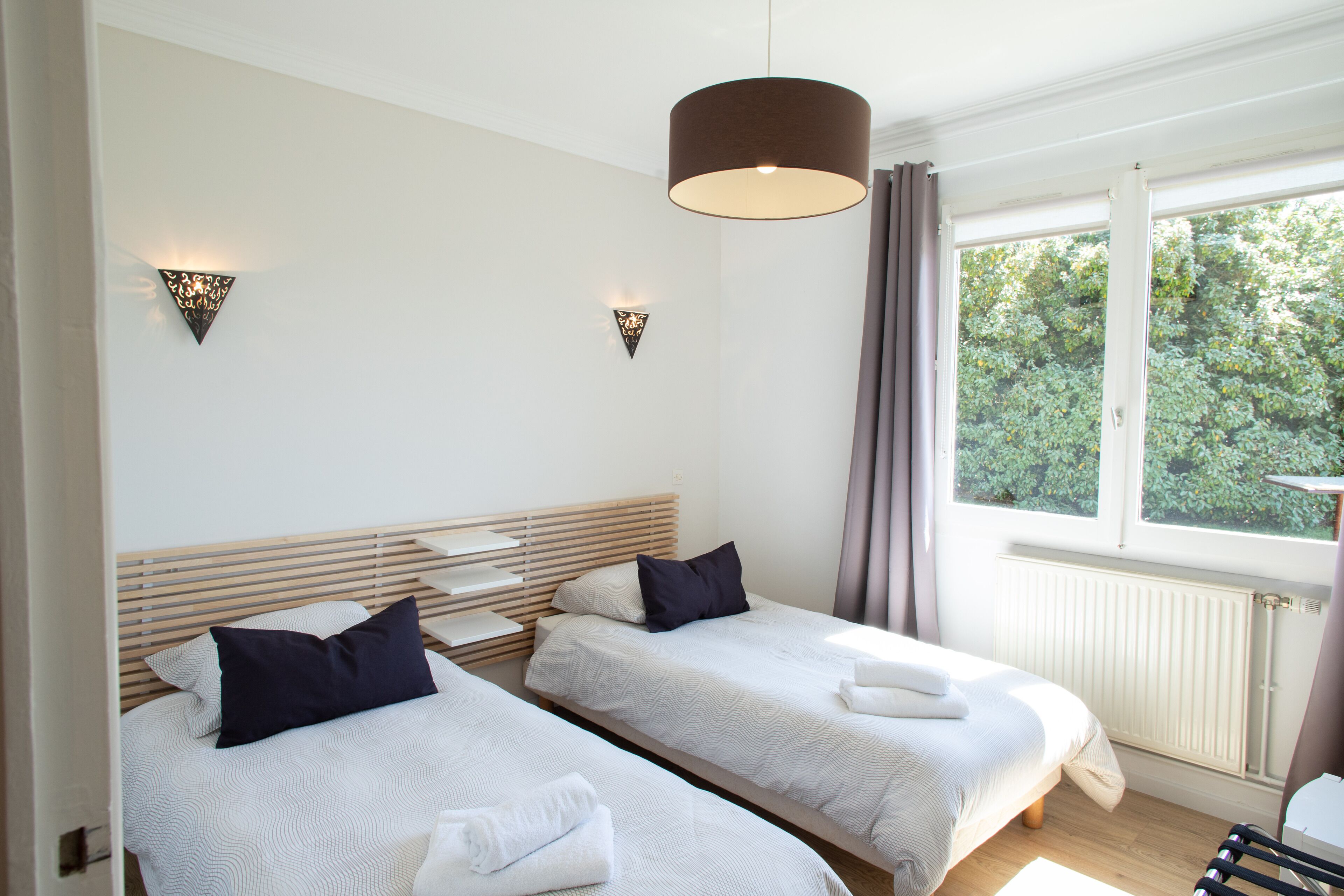 6 bedrooms, desk, iron/ironing board, travel crib