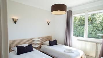 6 bedrooms, desk, iron/ironing board, travel crib