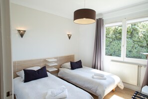 6 slaapkamers, een bureau, een strijkplank/strijkijzer, reisbedje