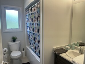 Towels, soap, toilet paper - New 4-bedroom two story house,10min NiagaraFallsCA (Niagara Falls)