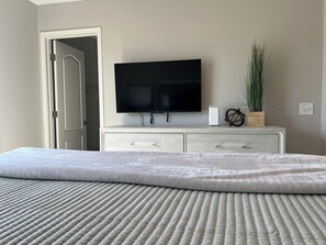 4 habitaciones, escritorio y tabla de planchar con plancha 