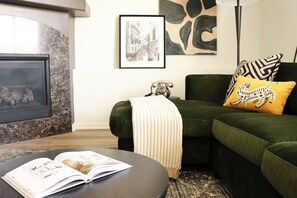 Smart TV, fireplace
