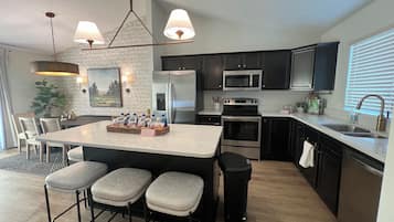 Coffee/tea maker, fridge, microwave, oven